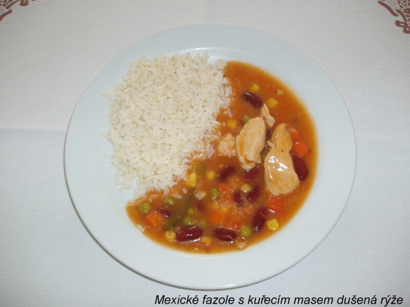 Mexické fazole s kuřecím masem dušená rýže